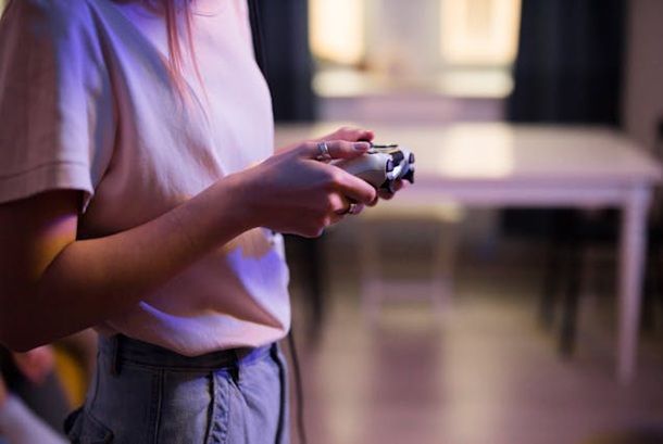 ragazza con in mano controller