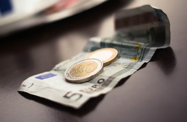 banconota da 5 euro e monete