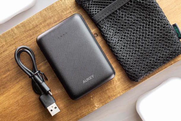 Power bank con cavo