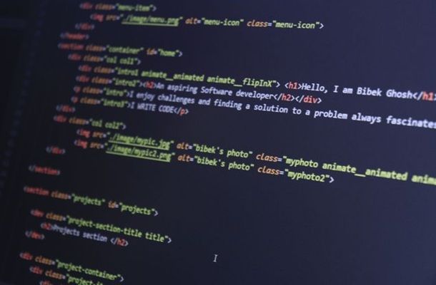 codice html su uno schermo