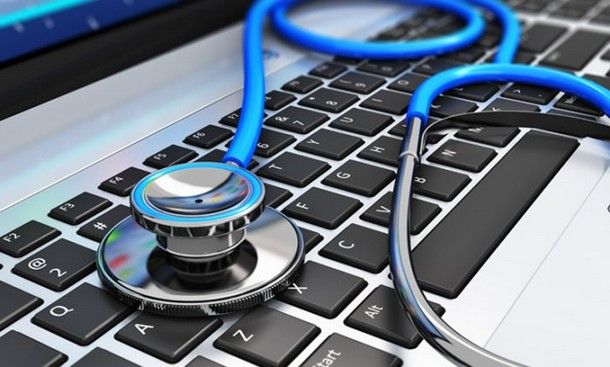 stetoscopio su un laptop