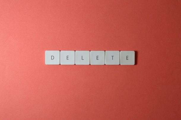 scritta Delete con lettere dello Scarabeo