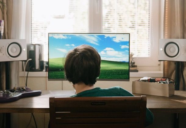 ragazzo che usa windows xp