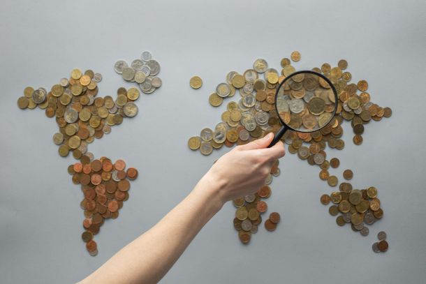 mappa del mondo realizzata con monete