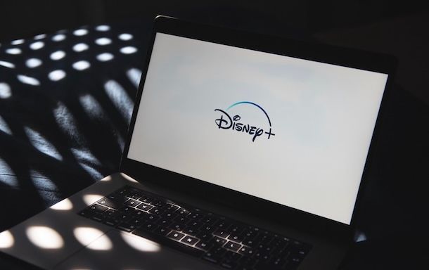 laptop con scritta disney+
