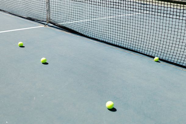 palline da tennis sul campo da gioco