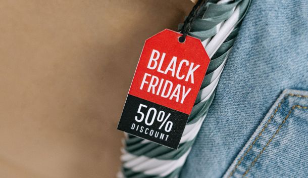 cartellino sconto su articolo di abbigliamento