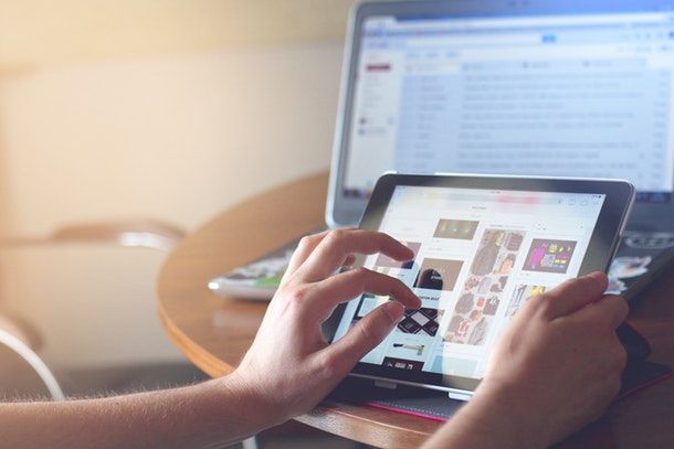 persona che usa un tablet