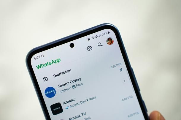 Smartphone con WhatsApp aperto