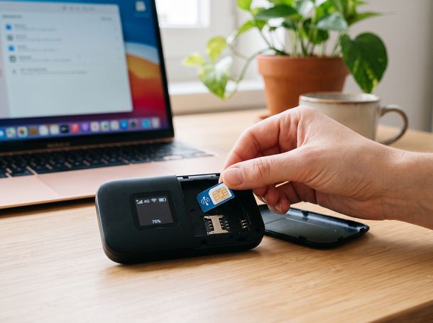Inserire SIM in router WiFi