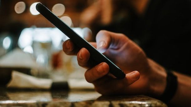 persona che usa smartphone