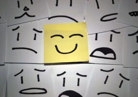 Come aggiungere emoticon WhatsApp