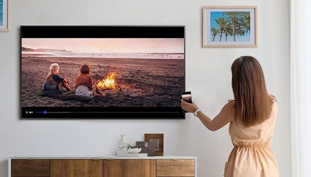 Smart TV Samsung con smartphone in salotto