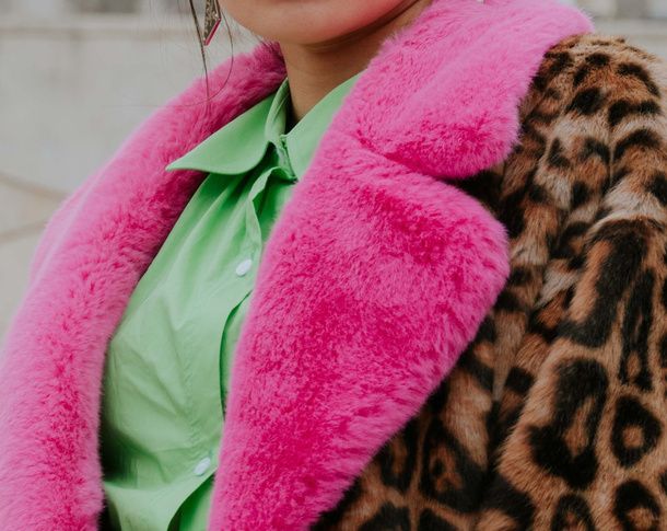 Dettaglio di pellicce rosa e leopardata