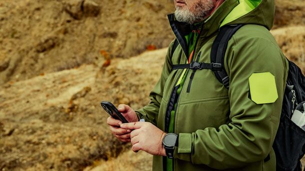 Rugged phone in escursioni