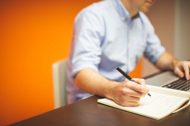uomo che scrive una email formale