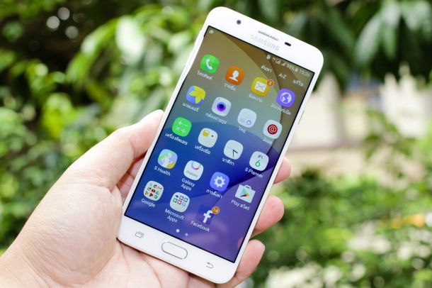 smartphone con tasti fisici