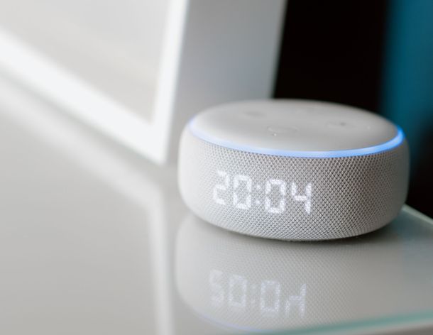 Amazon Echo Dot con orologio