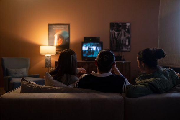 persone che guardano la TV