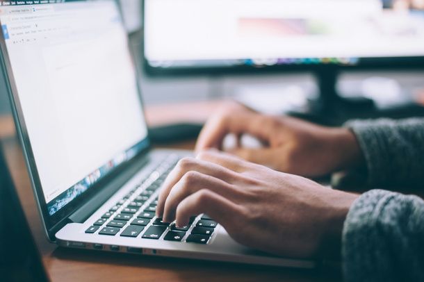 persona che scrive una email al pc