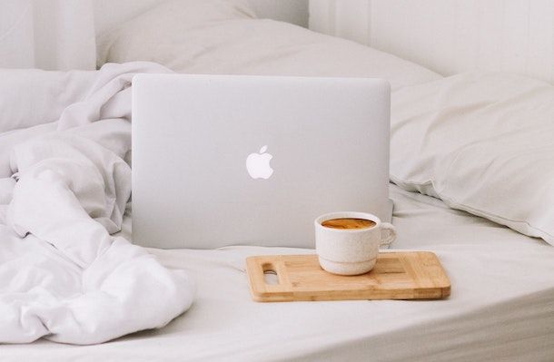 caffè davanti a un macbook