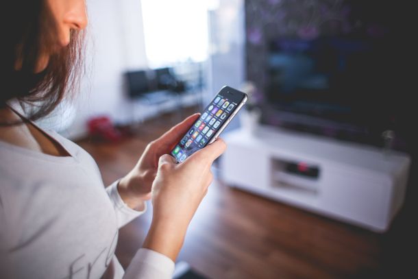 persona con smartphone in casa