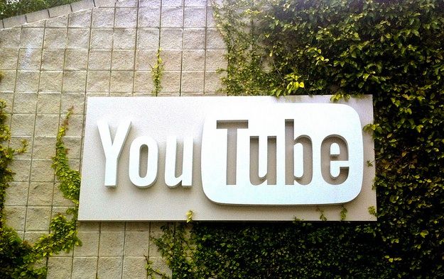 Come segnalare un video su YouTube